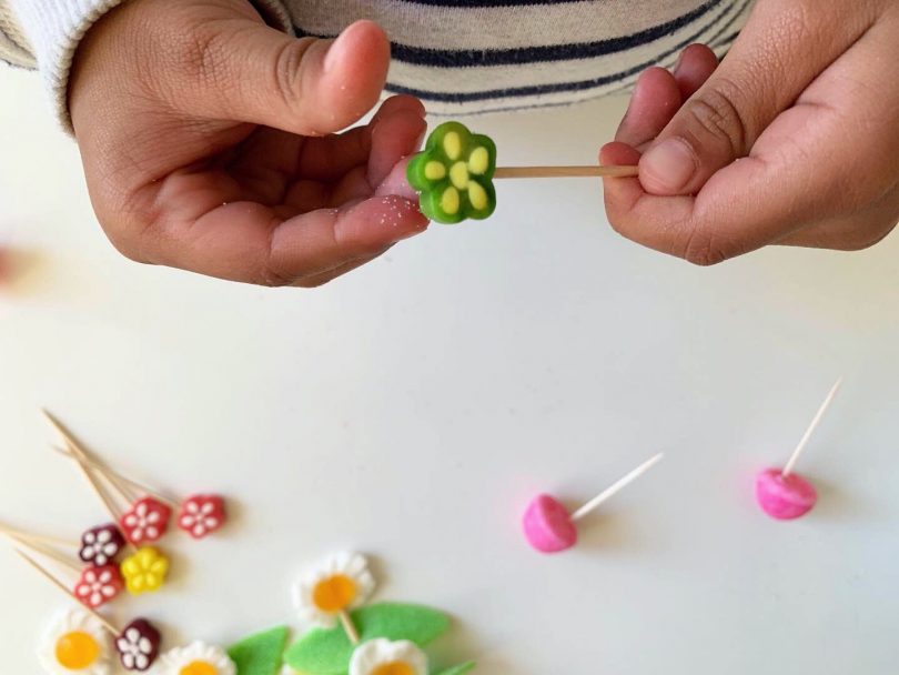 Les bonbons sur les piques en bois : les fleurs de la jardinière en bonbons