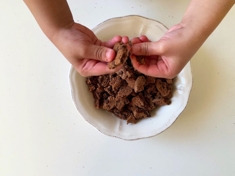 Activité jardinière en bonbon : émietter les cookies !