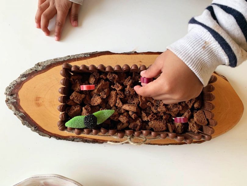 On commence à poser le décor de cette jardinière en bonbon gourmande