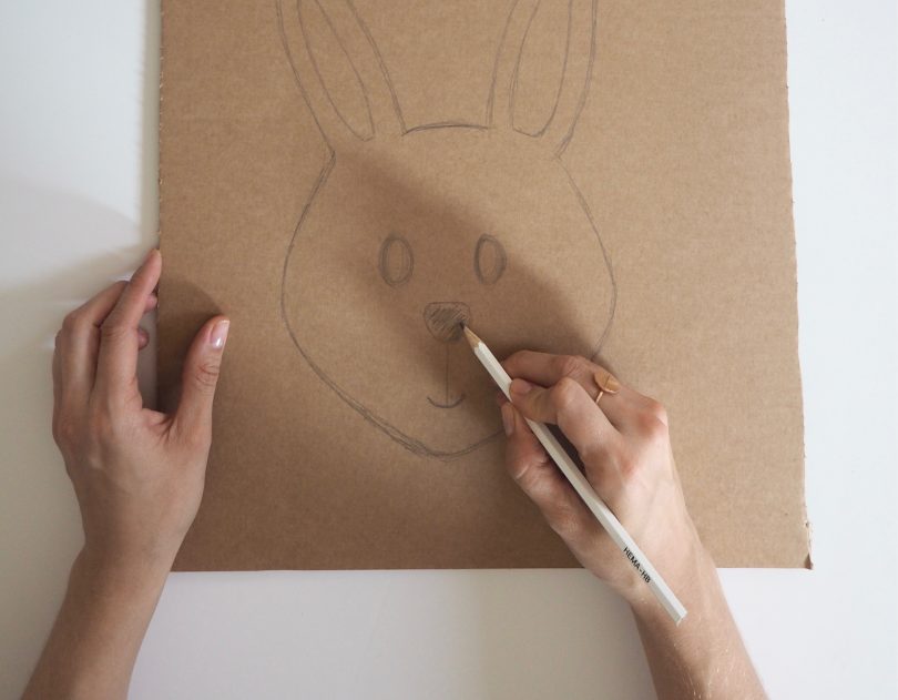 Dessiner sur le carton le visage du lapin rigolo.