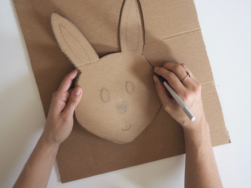 Il est temps de découper le visage du lapin maintenant qui servira à créer le panier de Pâques.