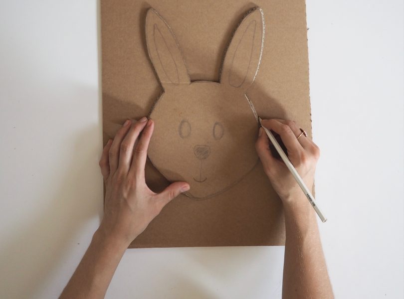 Pour continuer ce DIY de panier de Pâques, on dessine le deuxième lapin grâce au gabarit du premier.