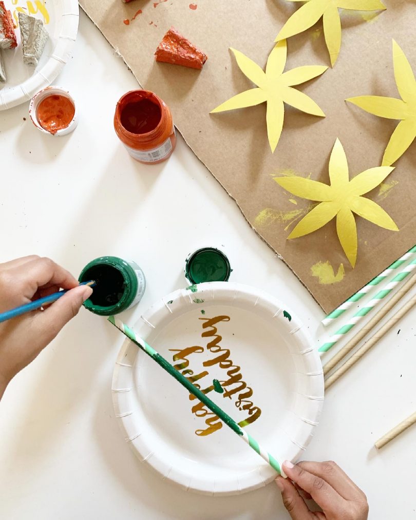 peinture des tiges des jonquilles pour le bouquet de grand-mère