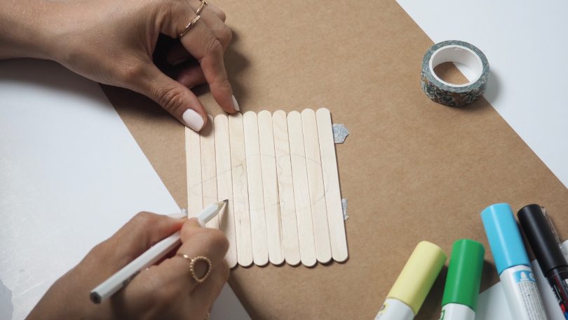 Dessiner l'image sur les bâtons de glace pour créer le mini puzzle