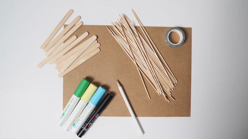 Des bâtons de glace, des pics, des stylos de couleur et du masking tape pour fabriquer vos petits jeux de poche.
