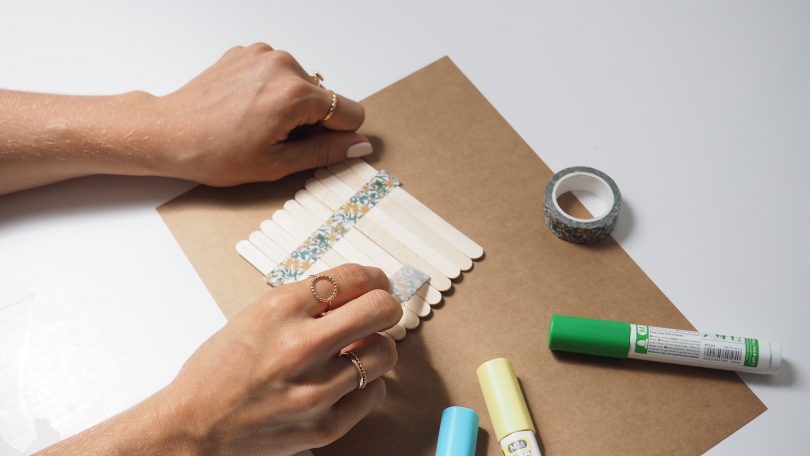 enlever le masking tape pour jouer au puzzle diy