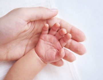 Rougeurs, boutons ou plaques :  la peau fragile de bébé réagit !