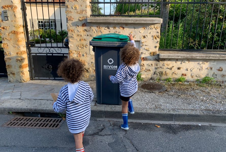 les enfants jouent à Cherche et Trouve