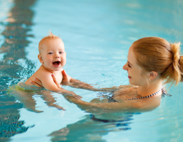 Aller à la Piscine avec Bébé : ce qu’il faut savoir pour en profiter !