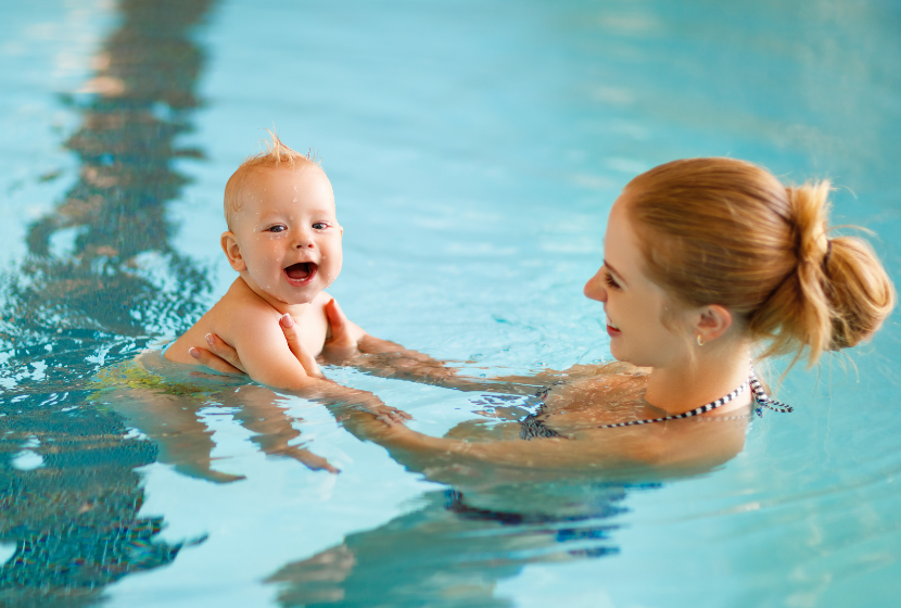 Maman qui emmène son bébé à la piscine et nage avec lui.