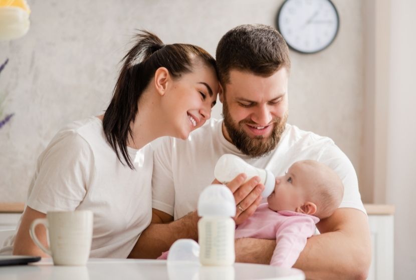 Préparer le biberon de bébé, un moment privilégié pour les parents et l'enfant.