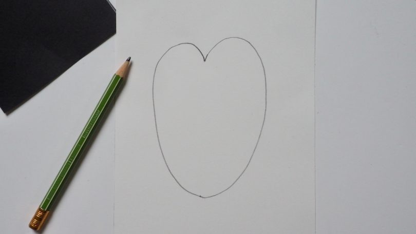 dessiner une forme de coeur sur le papier