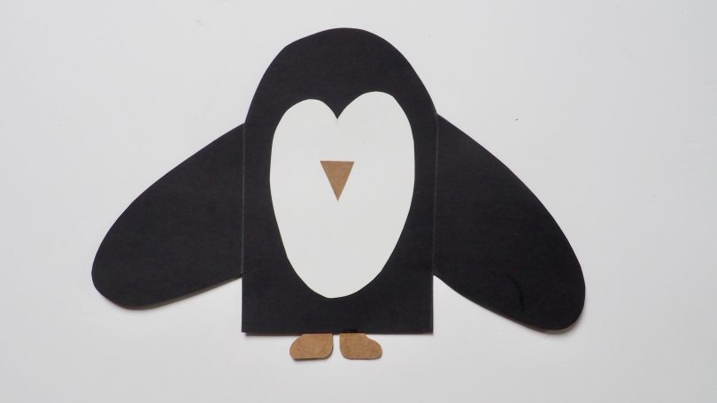 On n'oublie pas les petits détails à coller sur la carte pingouin