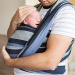 Le portage en écharpe : la solution idéale pour vous et votre bébé ?