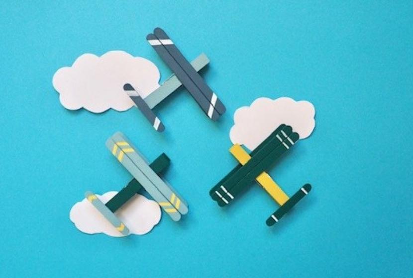Fabriquer de jolis petits avions avec des pinces à linge et des batonnets de glace