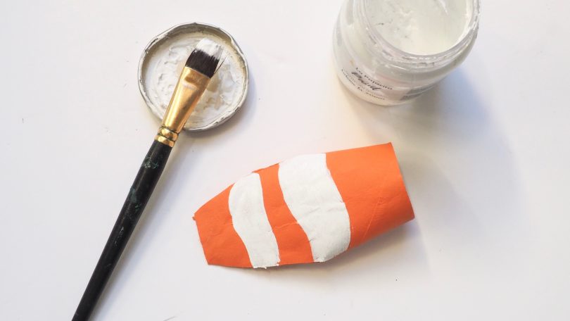 Peindre le rayures du poisson clown