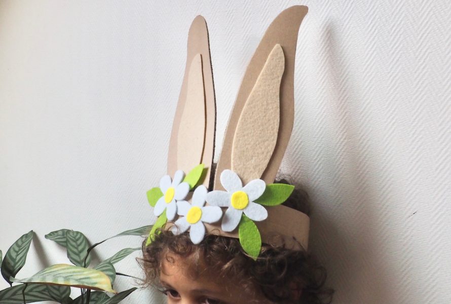 Voici une superbe couronne en forme d'oreilles de lapin à réaliser par les enfants pour célébrer paques