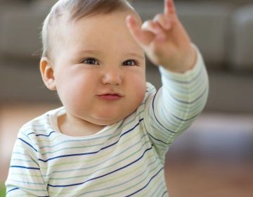 Signer avec son bébé : une manière originale de communiquer avec lui !