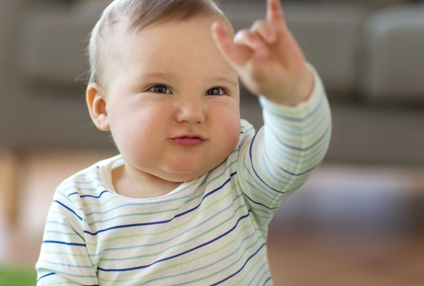 Signer avec son bébé pour communiquer avec lui de manière bienveillante et ludique