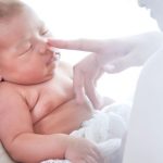 Bien laver le nez de bébé : ce qu’il faut savoir