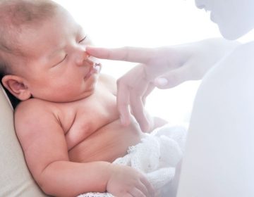 Bien laver le nez de bébé : ce qu’il faut savoir