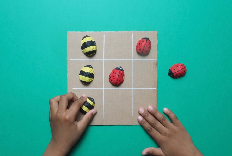 Fabriquer un jeu du morpion tout simple. Un bricolage facile et amusant pour les enfants.