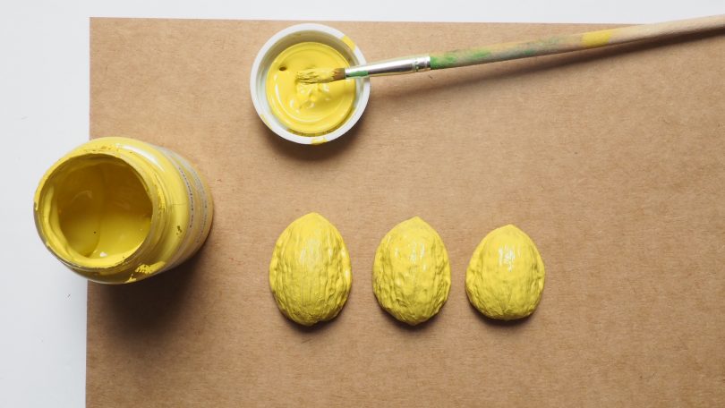 Peindre les coques de noix en jaune