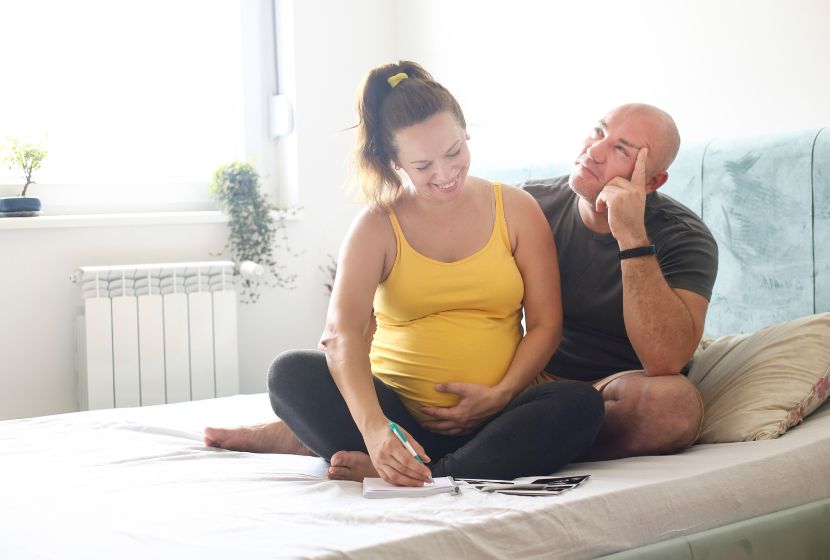 parents en train de choisir le prénom de leur enfant