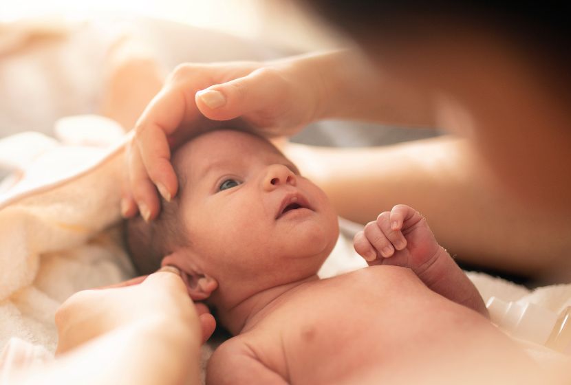 L'ostéopathe, solution pour les coliques du bébé