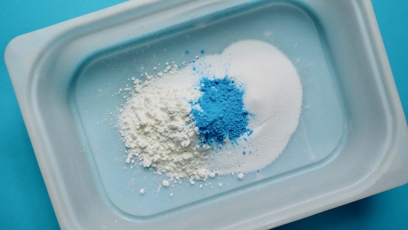 Ajout du colorant bleu dans le sable et la fécule