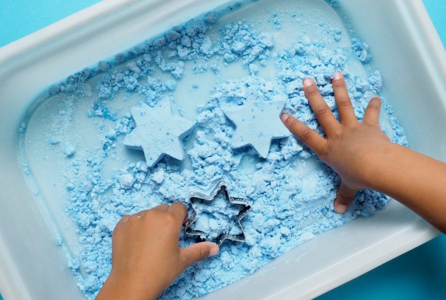 fabriquer du sable magique c'est rigolo pour les enfants