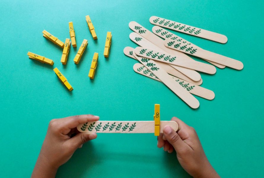 Un jeu pour apprendre à dénombrer avec des bâtonnets en bois pour apprendre à ompter