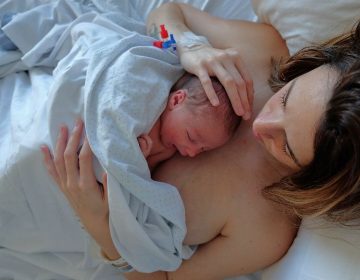 5 raisons de pratiquer le peau à peau avec son bébé