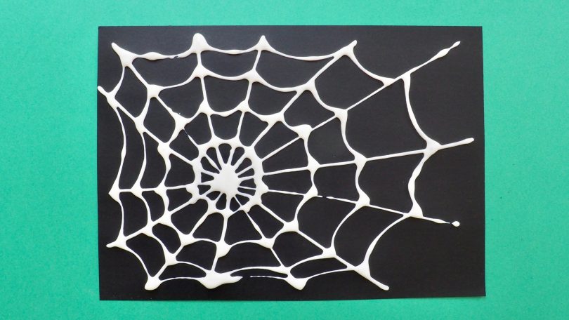 Utiliser de la colle pour créer un toile d'araignée