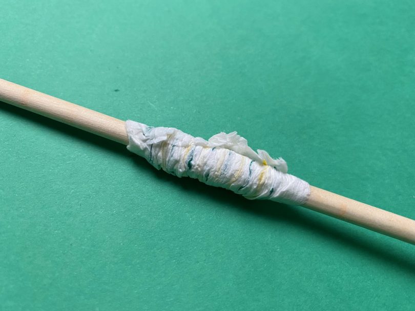 Le bâton est nécessaire pour réaliser une chenille en papier rigolote