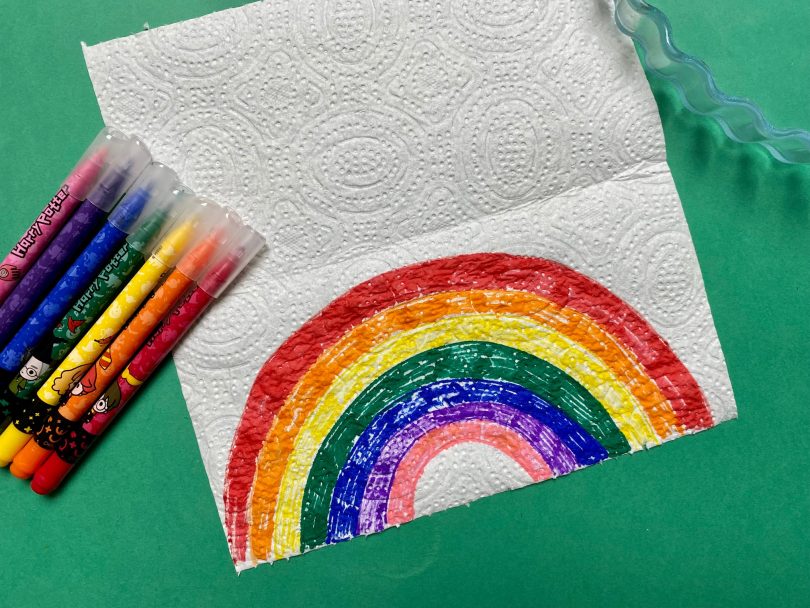 Découvrez comment fabriquer un arc-en-ciel en papier