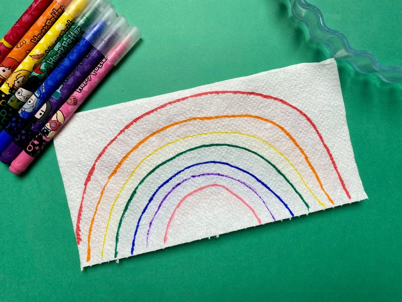 Réaliser l'arc-en-ciel sur le papier essuie tout