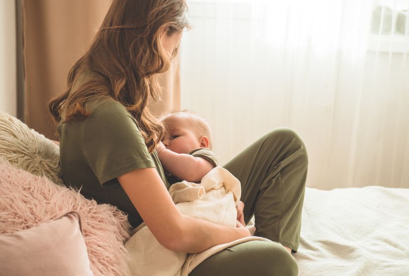Mère qui allaite son bébé : les bienfaits de l'allaitement sont nombreux !