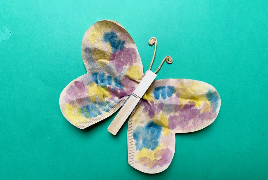 Quel plaisir de fabriquer ce joli papillon avec des filtres à café et de la peinture