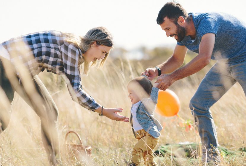 Des parents qui mettent en pratique le slow parenting