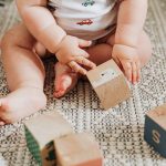 Motricité libre de bébé : comment la mettre en pratique ?