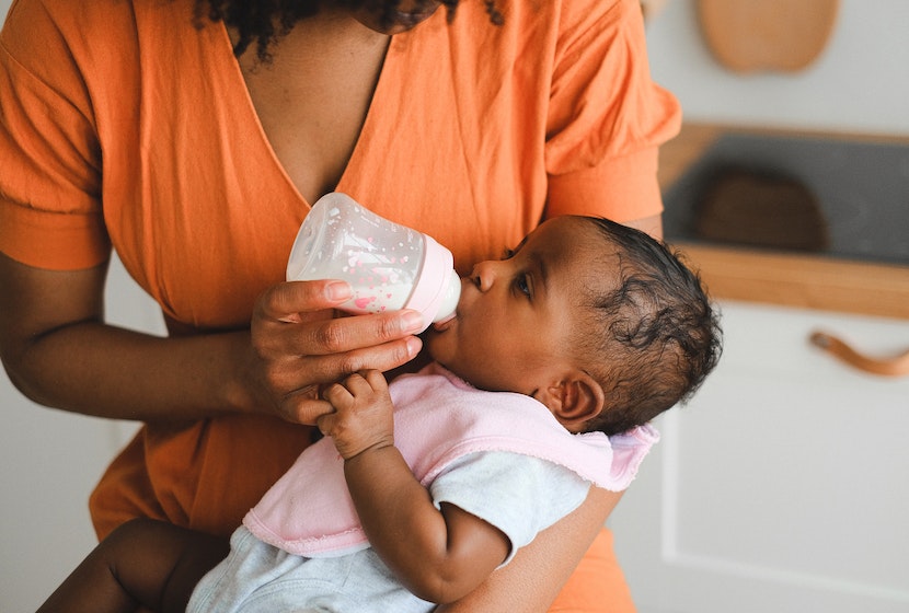 Comment bien donner le biberon à bébé ?