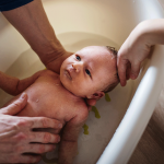 Comment favoriser l’éveil aquatique de bébé ?