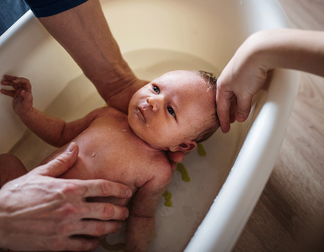 Comment favoriser l’éveil aquatique de bébé ?