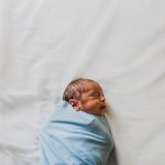 Emmailloter bébé : tout ce qu’il faut savoir