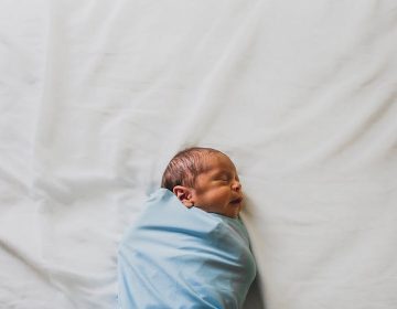 Emmailloter bébé : tout ce qu’il faut savoir