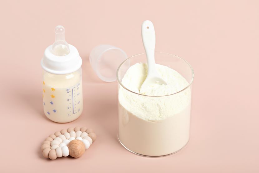 La préparation et la conservation d'un biberon de lait en poudre pour une hygiène parfaite