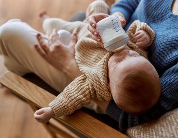 Les selles d’un bébé au lait artificiel