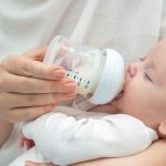 Quelle quantité de lait doit boire un bébé de 3 mois ?