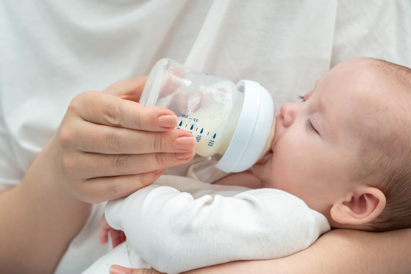 Quelle quantité de lait doit boire un bébé de 3 mois ?